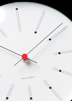 Arne Jacobsen Bankers Vægur Ø29 cm hvid/sort/rød | Køb her Outlet