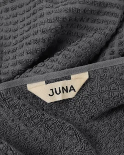 JUNA Håndklæde 70x140 cm i grå fra serien Check | Køb her Outlet
