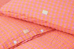 JUNA Sengetøj 220x220 cm i rosa fra serien Bæk&Bølge Outlet