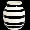 Kähler Vase H20 cm i sort fra serien Omaggio | Køb her Online