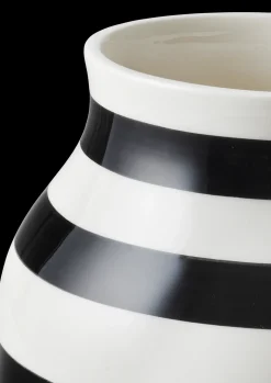 Kähler Vase H20 cm i sort fra serien Omaggio | Køb her Online